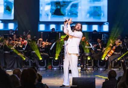 Wokalista zespołu Pectus na scenie, w tle orkiestra