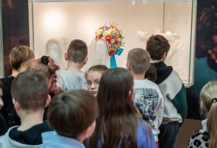 Zwiedzający ekspozycję w Centrum Folkloru Polskiego "Karolin"