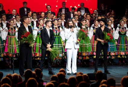 Zespół Pectus na scenie podczas przemowy, w tle zespół Mazowsze