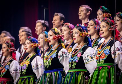 Zbliżenie na chór w kostiumach łowickich podczas koncertu