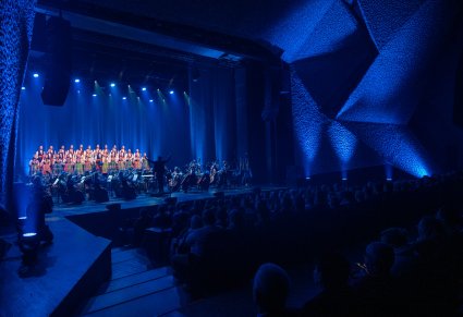 Sala koncertowa podczas występu chóru z orkiestrą