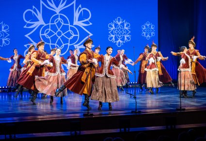 Artyści w kontuszach podczas układu na scenie