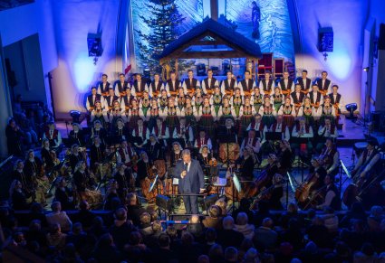 Ujęcie z góry chóru i orkiestry podczas przemowy dyrektora