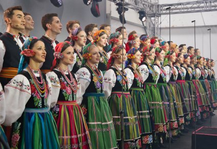 Chór w kostiumach łowickich podczas koncertu na scenie