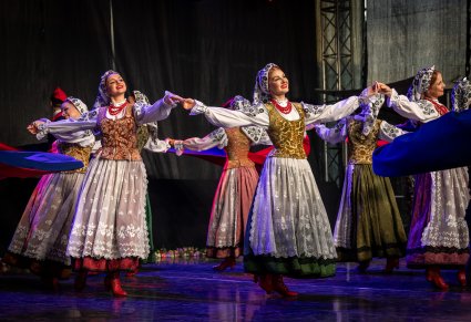 Zbliżenie na tancerki w kostiumach wilanowskich