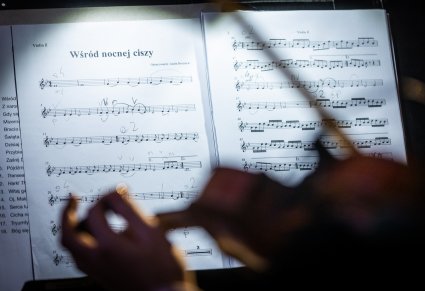 Zbliżenie na nuty podczas koncertu