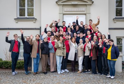Zespół Masovia przed Centrum Folkloru Polskiego "Karolin"
