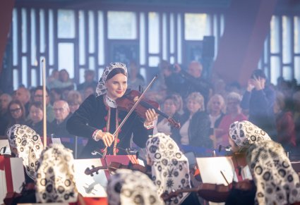 Zbliżenie na koncertmistrzynie w kostiumie wilanowskim
