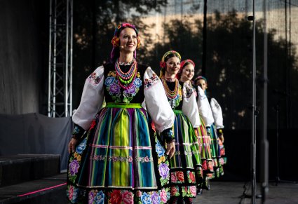 Chórzystki w kostiumach łowickich podczas wejścia na scenę