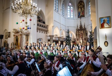 Orkiestra i chór podczas koncertu w kościele