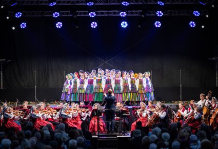 Chodzony Kołem, Kołem w wykonaniu baletu w kostiumach opoczyńskich, poniżej widoczna orkiestra oraz dyrygent