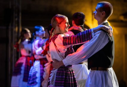 Zbliżenie na pary Artystów Chorwackich w trakcie wykonywania choreografii tanecznej