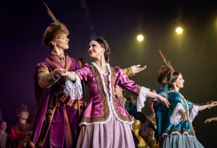 Pary Artystów w kontuszach na scenie podczas wykonywania choreografii tanecznej