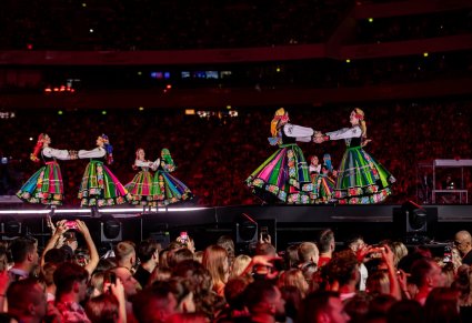 Artystki w kostiumach łowickich podczas koncertu na PGE Narodowy