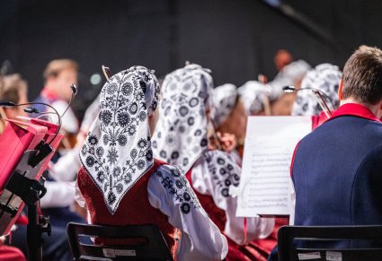Widok na orkiestrę od tylu, zbliżenie na chusty skrzypaczek - element kostiumu wilanowskiego