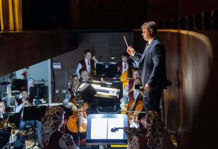 Dyrygent i orkiestra podczas koncertu