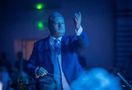 Zbliżenie na dyrygenta podczas koncertu