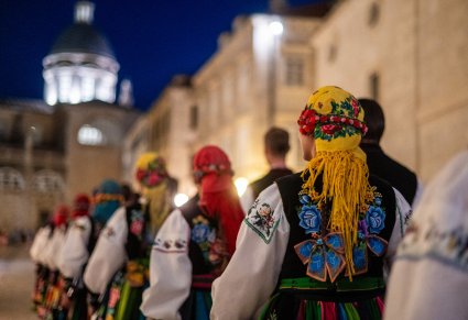 Zbliżenie na tył kostiumu łowickiego damskiego