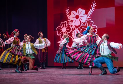 Zbliżenie na pary taneczne w kostiumach opoczyńskich podczas akrobacji tanecznych