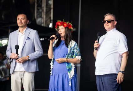 Wypowiedzi Organizatorów do mikrofonu na scenie plenerowej