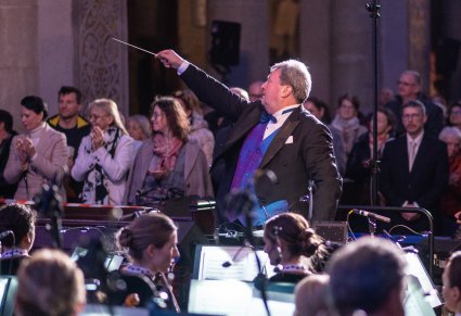 Zbliżenie na dyrygenta podczas koncertu