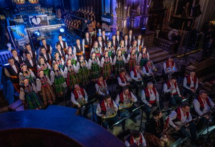 Ujęcie z góry na chór i orkiestrę podczas koncertu w Bazylice Katedralnej Wniebowzięcia Najświętszej Maryi Panny w Płocku