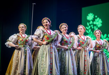 Tancerki w kostiumach pszczyńskich śpiewające na scenie