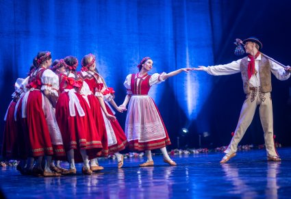 Tancerze w kostiumach jurgowskich podczas występu na scenie