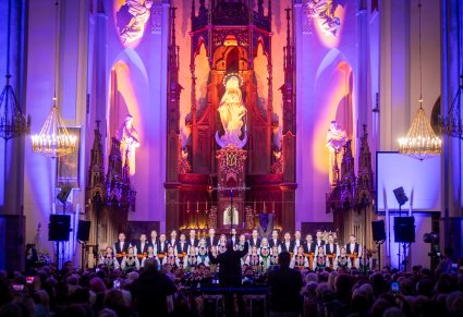 Chór i orkiestra Zespołu "Mazowsze" w trakcie występu w Konkatedrze pw. Niepokalanego Serca Najświętszej Maryi Panny w Sokołowie Podlaskim