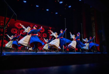 Tancerze w kostiumach wilanowskich na scenie