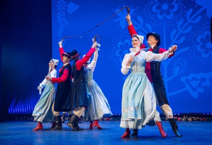 Tancerze w parach w kostiumach szamotulskich podczas koncertu