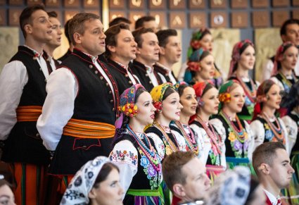 Chór Zespołu "Mazowsze" w trakcie występu na mszy