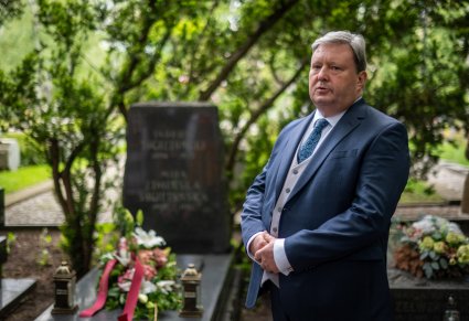 Dyrektor "Mazowsza" przemawiający przy grobie