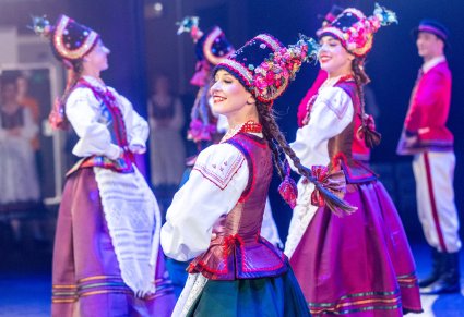 Zbliżenie na tancerkę w kostiumie kurpiowskim