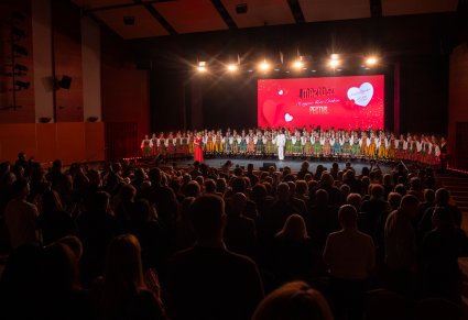 Zespoły Pectus i Mazowsze na scenie w ukłonach, owacje widowni