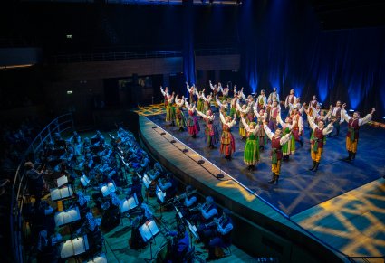 Orkiestra i artyści w układzie otwierającym koncert