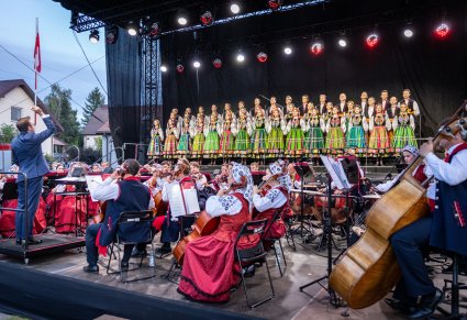 Widok na orkiestrę w kostiumach wilanowskich i chór w kostiumach łowickich, na początku koncertu