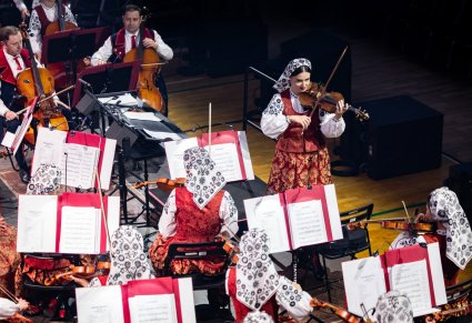 Grupa Artystów Orkiestry w kostiumach wilanowskich