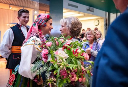 Irena Santor ściskająca artystkę "Mazowsza" w kostiumie łowickim