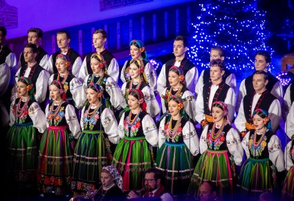 Chór w kostiumach łowickich wykonujący utwór
