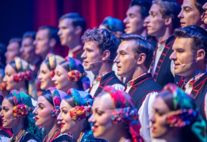 Zbliżenie na artystów chóru w kostiumach łowickich