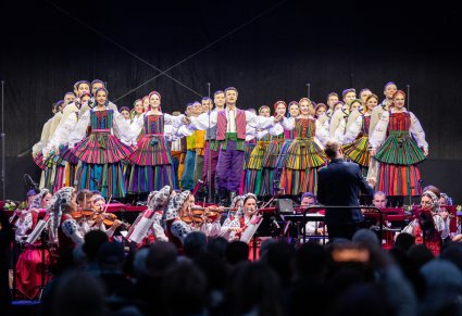 Balet w kostiumach opoczyńskich, poniżej orkiestra wraz z dyrygentem