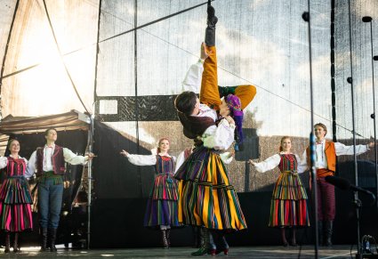 Tancerze baletu w kostiumach opoczyńskich, podczas oberka opoczyńskiego