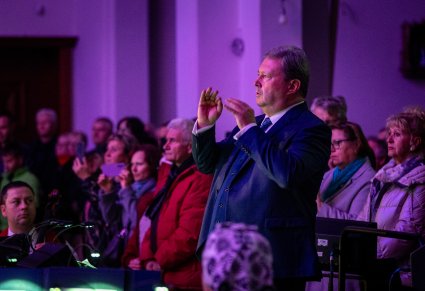 Zbliżenie na dyrygenta podczas koncertu