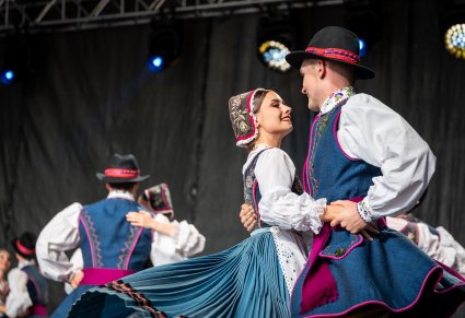Zbliżenie na parę taneczną w kostiumach kaszubskich w obrocie