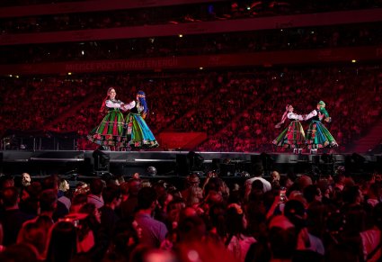 Artystki w kostiumach łowickich podczas koncertu na PGE Narodowy