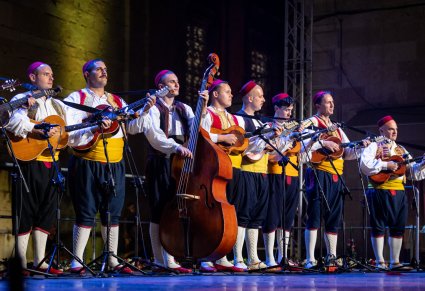 Zbliżenie na Muzyków Chorwackich, ubranych w stroje regionalne na scenie