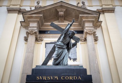 Pomnik Jezusa dźwigającego Krzyż, Kościół Św. Krzyża w Warszawie