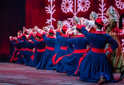 Artyści w kostiumach wilanowskich podczas układu na scenie
