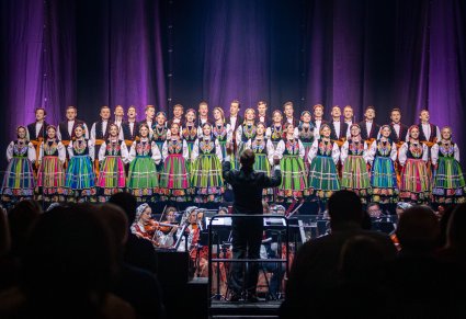 Widownia, chór, orkiestra i dyrygent podczas koncertu